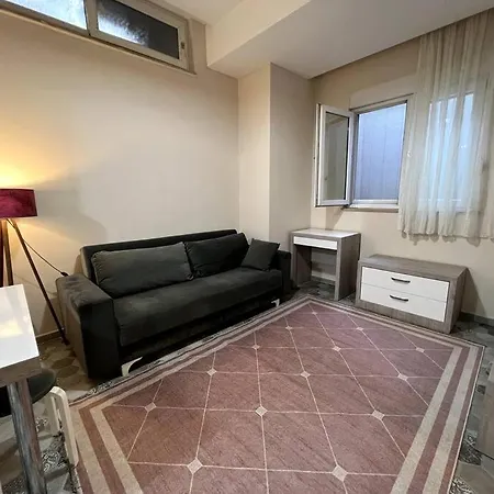 Basement Floor, Konforlu, Ferah, Genis 1+1 '24' アパート *